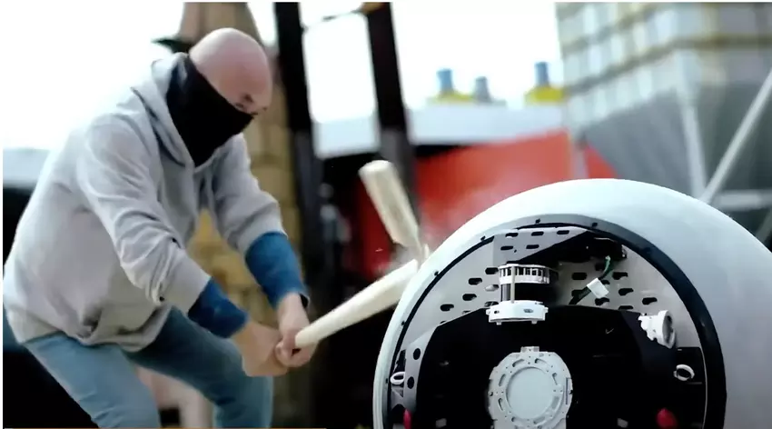 Der Roboter Rotunbot RT-G kann Stöße von bis zu 4 Tonnen aushalten, ein Bild aus dem CCTV-Video