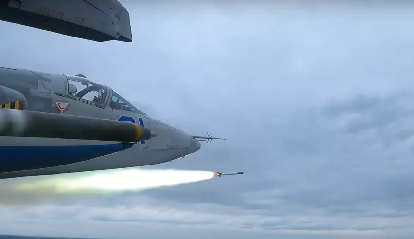Ukrainische Streitkräfte zeigen Su-25-Kampfflugzeuge, die Zuni-Raketen auf Stellungen der Besetzer abfeuern (Video)