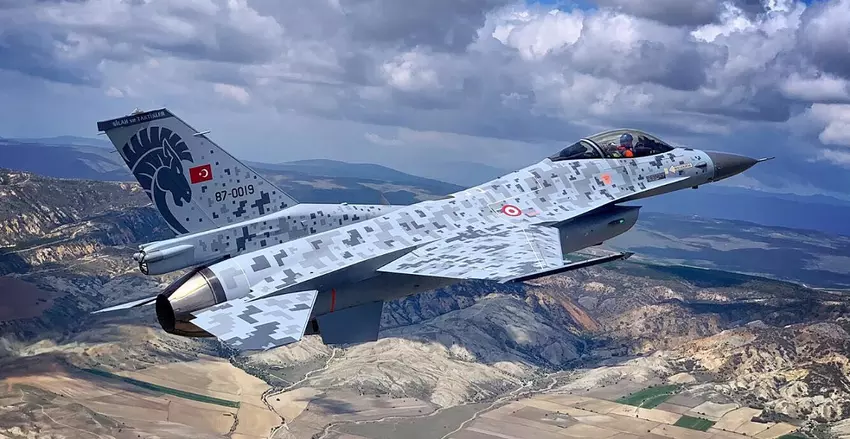 TAI und Aselsan haben zwei Verträge im Wert von 2 Mrd. USD über die Aufrüstung der türkischen F-16 Block 30 Fighting Falcon-Kampfflugzeuge auf Block 70/72-Niveau unterzeichnet.