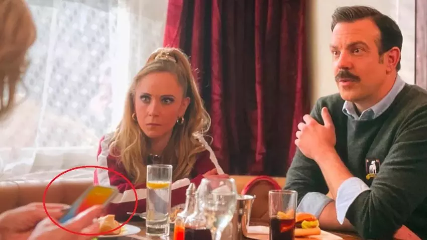 iPhone 13 ohne "Monobraue" in einer Folge von Ted Lasso gesichtet