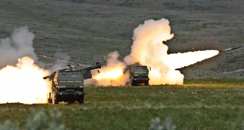 HIMARS zerstörte zwei russische BM-21 Grad-Mehrfachraketen-Systeme mit einer einzigen GMLRS-Präzisionsrakete