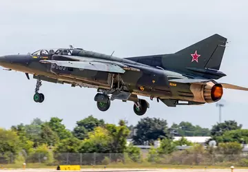 Ein russisches MiG-23UB-Kampfflugzeug ist in den ...