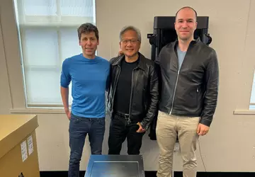 NVIDIA CEO übergibt persönlich die ersten ...