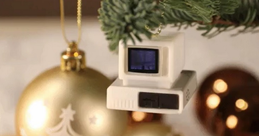 Enthusiast spielt Doom auf einem Weihnachtsbaumspielzeug