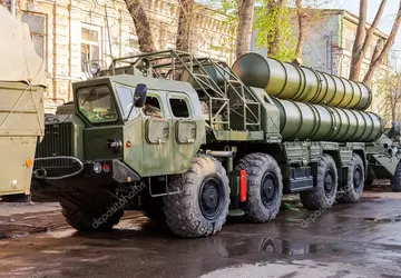 Ukrainisches Militär zeigt zwei riesige S-300 ...