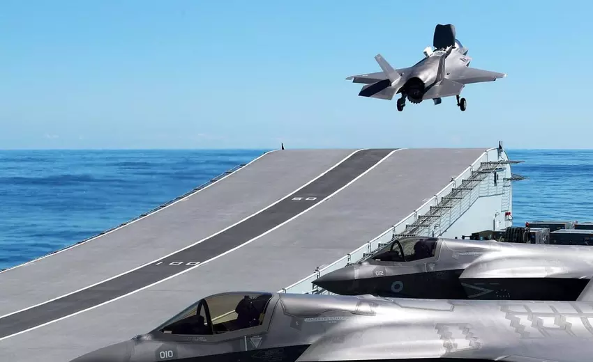 Die 115 Millionen Dollar teure F-35B Lightning II der britischen Royal Air Force stürzte beim Start vom Flugzeugträger HMS Queen Elizabeth ins Mittelmeer, weil ein Stecker im Lufteinlass stecken blieb.
