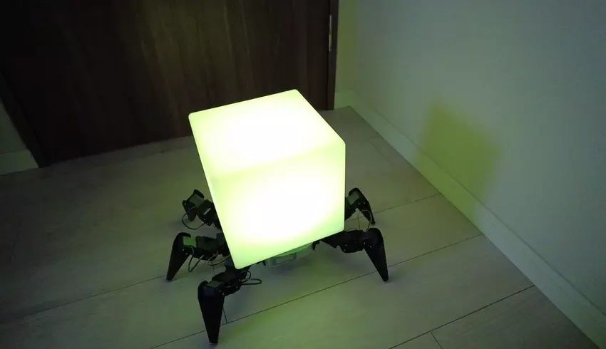 Die Japaner haben ein gruseliges Nachtlicht in Form einer Robo-Spinne geschaffen, die sich im Haus bewegen kann