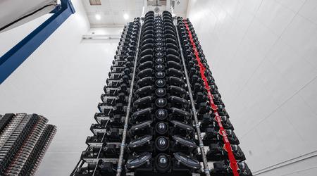 SpaceX stellt kompakte Starlink V2 Mini-Satelliten mit zwei Solarpanels vor