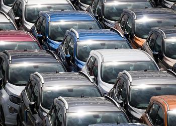 Tausende von Autos stecken im EU-Hafen ...