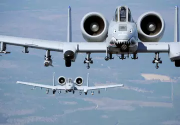 10 Flugzeuge des Typs A-10C Thunderbolt ...