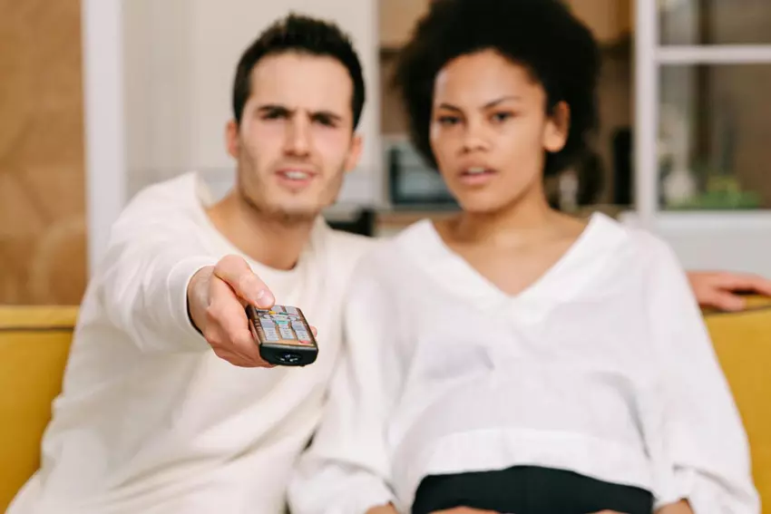 Die neue DTS Clear Dialogue Technologie nutzt KI, um Dialoge in lauten Filmszenen zu verbessern