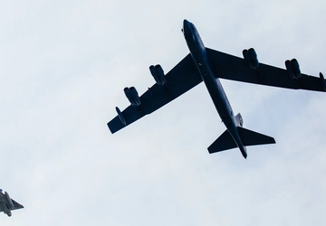 Video: B-52 Stratofortress-Atombomber tauchen in Estland ...