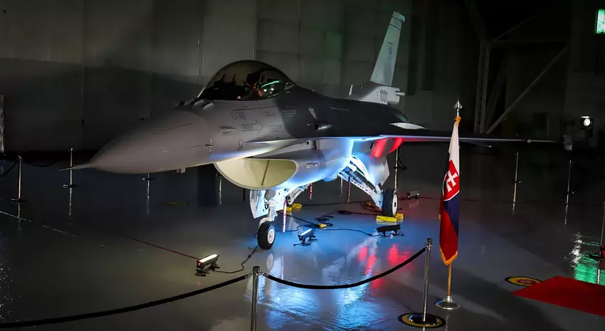 Lockheed Martin hat das erste modernisierte Kampfflugzeug der vierten Generation, die F-16 Block 70, für die slowakischen Luftstreitkräfte enthüllt