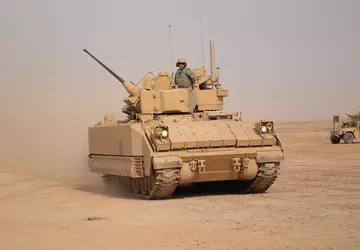 Nicht nur HIMARS: USA entsenden Bradley-Schützenpanzer ...