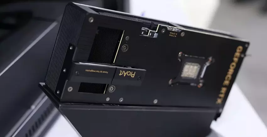 ASUS hat die ProArt RTX 5080 Grafikkarte mit einem um 90 Grad rotierten GPU und integriertem SSD-Slot vorgestellt