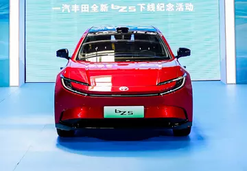 FAW-Toyota bZ5 mit BYD Blade-Batterien ist ...