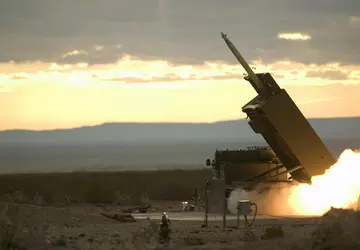 Großbritannien rüstet M270 MLRS-Mehrfachraketen-Systeme zu M270A2 ...