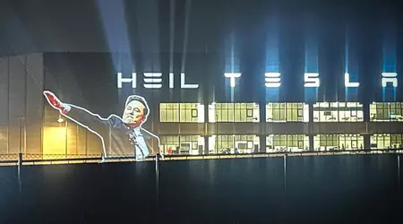 Musks Nazi-Gruß wurde mit einem Projektor auf die Fassade der Gigafactory Berlin-Brandenburg projiziert
