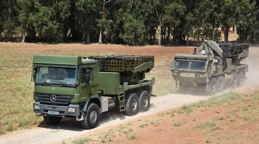 Elbit Systems stellte den Prototyp des multikalibrigen Mehrfachraketen-Systems D11A vor, das auf dem PULS MLRS basiert und eine Startreichweite von bis zu 300 km hat