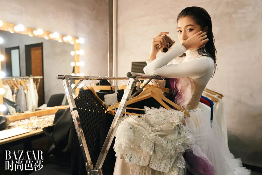 50 Goldtöne: Das Magazin Harper's Bazaar veröffentlichte ein Foto des faltbaren Smartphones Huawei P50 Pocket