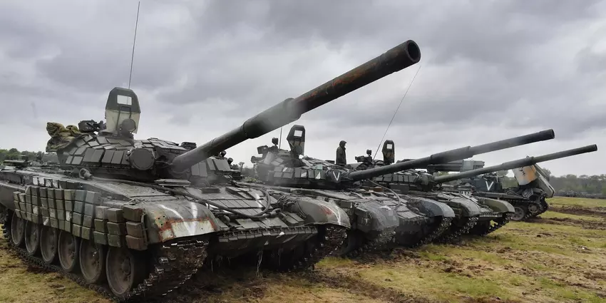 Ukrainische Drohne zerstört beschädigten russischen T-72B-Panzer und wirft eine F-1-Rakete in eine offene Luke