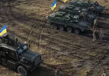 Ukrainischer Verteidigungsminister zeigt gepanzerte US Stryker ...