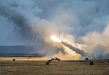 HIMARS-Mehrfachraketensysteme wirken nachts gegen Hautausschläge (Video)
