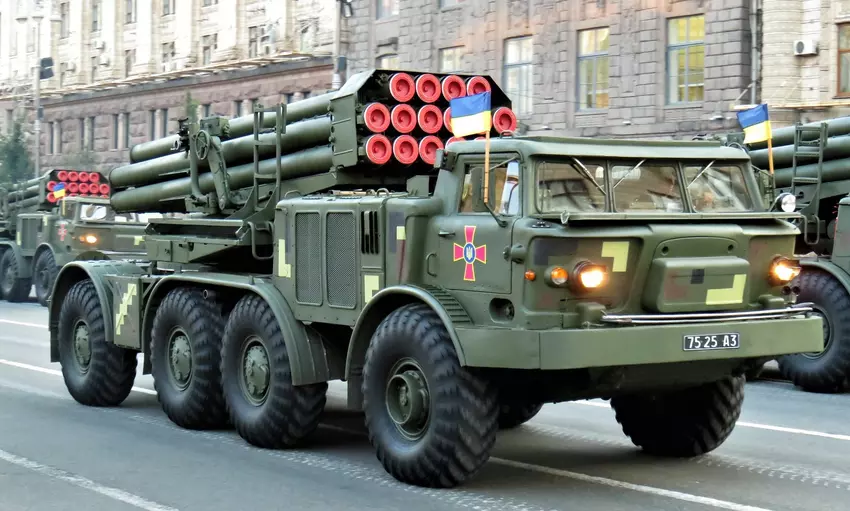 Die ukrainischen Streitkräfte zeigten ein spektakuläres Video des synchronen Einsatzes von zwei Uragan-Mehrfachraketenwerfern