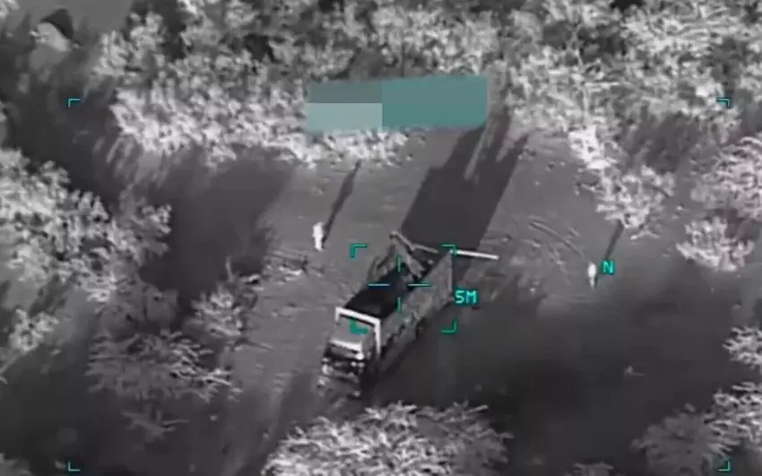 Houthi-Werfer, bevor er getroffen wird