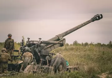 Die von Italien gespendeten 155-mm-Haubitzen FH70 ...