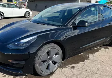 Tesla Model 3 mit Kilometerstand und ...