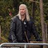 Der Matrix-Star als Vampir: Die ersten Bilder von den Dreharbeiten zur vierten Staffel von The Witcher mit Liam Hemsworth und Laurence Fishburne sind veröffentlicht worden-8 Der Matrix-Star als Vampir: Die ersten Bilder von den Dreharbeiten zur vierten Staffel von The Witcher mit Liam Hemsworth und Laurence Fishburne sind veröffentlicht worden-8