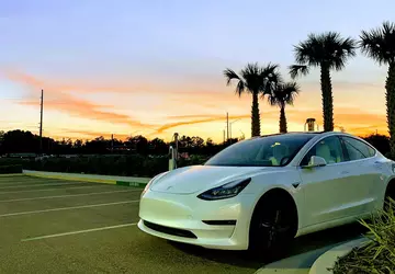 Tesla Model 3 kostet bereits weniger ...