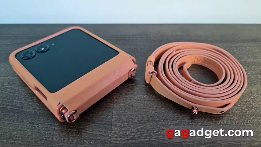 Das RAZR 50 wird mit einer Tasche und einem Schlüsselband in der Farbe des Smartphones geliefert. Illustration: gagadget