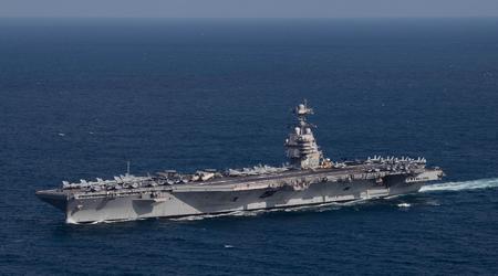 USS Gerald R. Ford, der größte Flugzeugträger der Welt, der mehr als 13 Milliarden Dollar gekostet hat, mit F/A-18 Super Hornet-Kampfjets auf Patrouille in der Adria