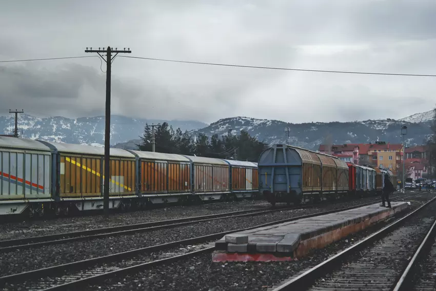 Die Deutsche Bahn hat bereits 13 Kammerbrücken installiert, über die die künstliche Intelligenz fehlerhafte Waggons erkennt