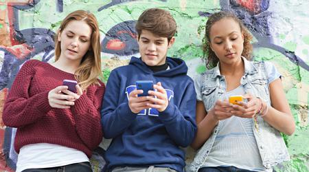 Britisches College, an dem Prinz William, Harry, Boris Johnson und andere studierten, verbietet Smartphones für Studienanfänger