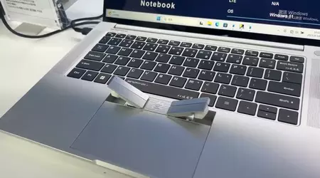 2-in-1: Ein chinesisches Unternehmen hat einen Laptop mit im Touchpad integrierten drahtlosen Kopfhörern vorgestellt