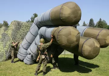 Russen begannen, Luftabwehrattrappen zum Schutz vor ...