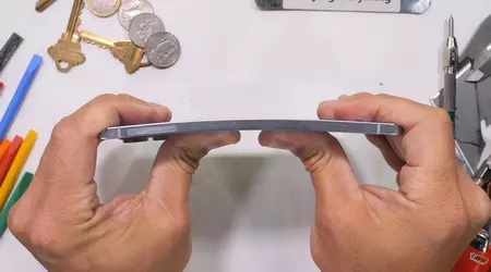 Es biegt sich, bricht aber nicht: Der berühmte Blogger JerryRigEverything hat die Stärke des ultradünnen Samsung Galaxy S25 Edge getestet