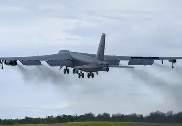 Ein chinesischer J-11-Kampfjet flog bis auf ...