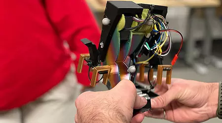 Mugatu: der erste gesteuerte zweibeinige Roboter mit einem einzigen Motor; die Entwickler wollen seine Größe auf LEGO reduzieren