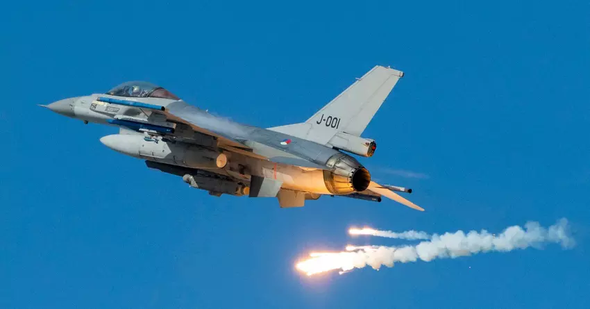 Zwei ukrainische Piloten wurden von US-Ausbildern getestet - sie werden in der Lage sein, den F-16 Fighting Falcon in 4 Monaten zu beherrschen, wobei der Schwerpunkt auf dem Einsatz von Waffen liegt