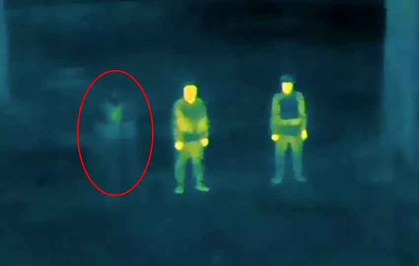 Die Ukraine hat eine Tarnkappe für die Verteidigungskräfte entwickelt, die 2,5 kg wiegt und mit einer Wärmebildkamera nicht sichtbar ist.