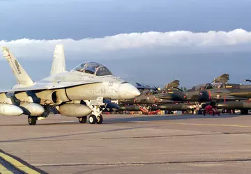 Ein F/A-18D Hornet-Kampfjet des US Marine ...