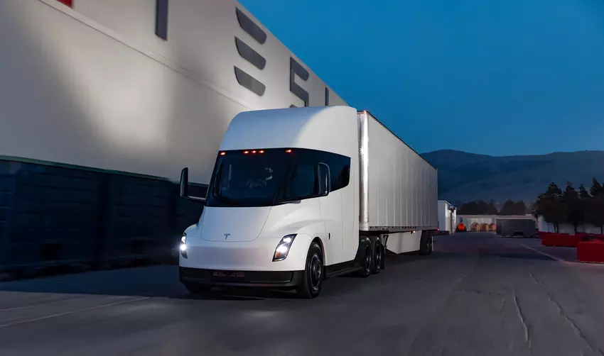 Tesla ruft 35 Semi-Elektro-Lkw wegen Bremsproblemen zurück