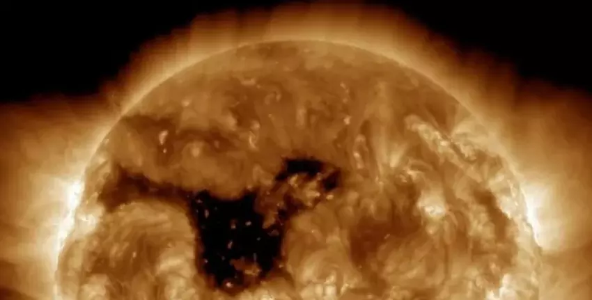 Auf der Sonne wurde ein riesiges koronales Loch von 800.000 Kilometern Breite entdeckt