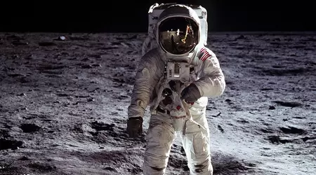 LunarCrush schickt einen Kryptowährungs-Wallet-Schlüssel mit 62 Bitcoins auf den Mond. Er geht an die erste Person, die den Mond erreicht und den Schatz findet