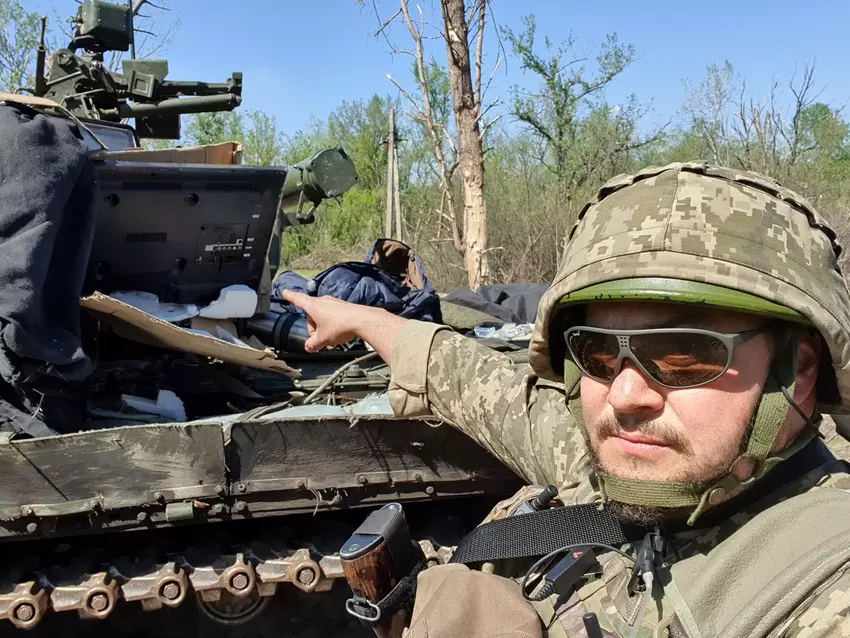 Der russische Besatzer stahl den Fernseher, befestigte ihn am Panzer und ging in die Offensive