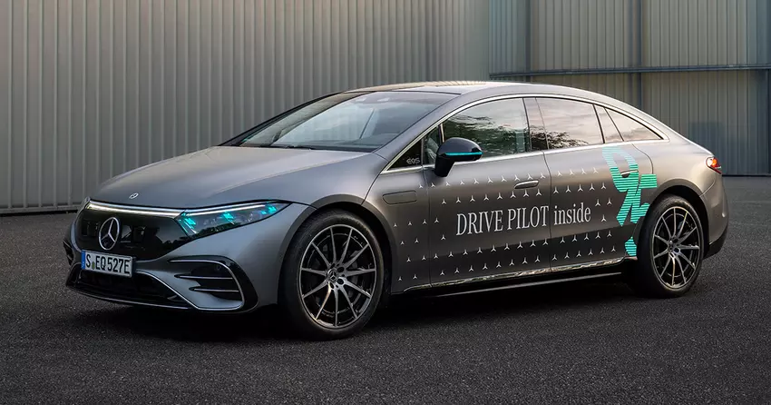 Türkisfarbene Lichter: Mercedes-Benz ist in Deutschland zugelassen